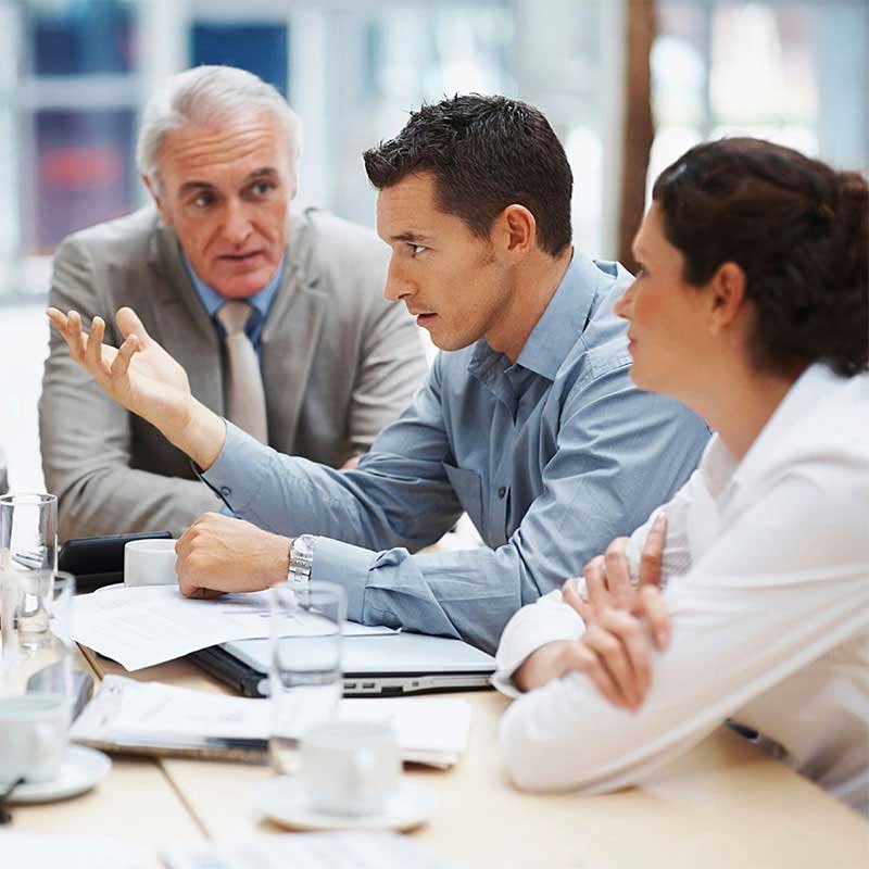 Equipo trabajando en consultoría