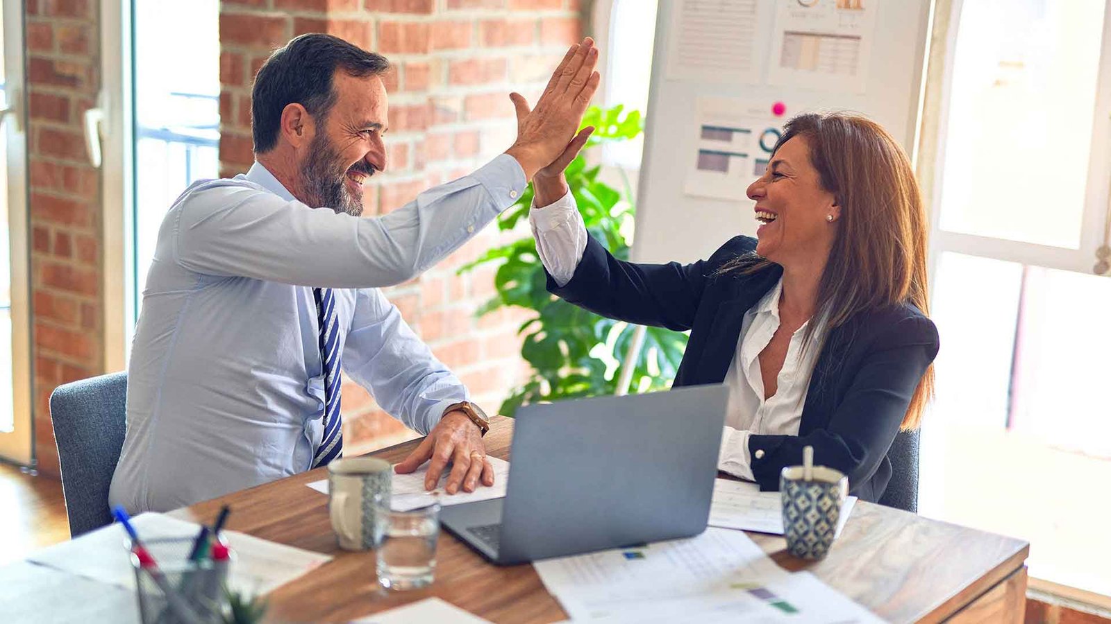Profesionales desarrollando estrategias empresariales